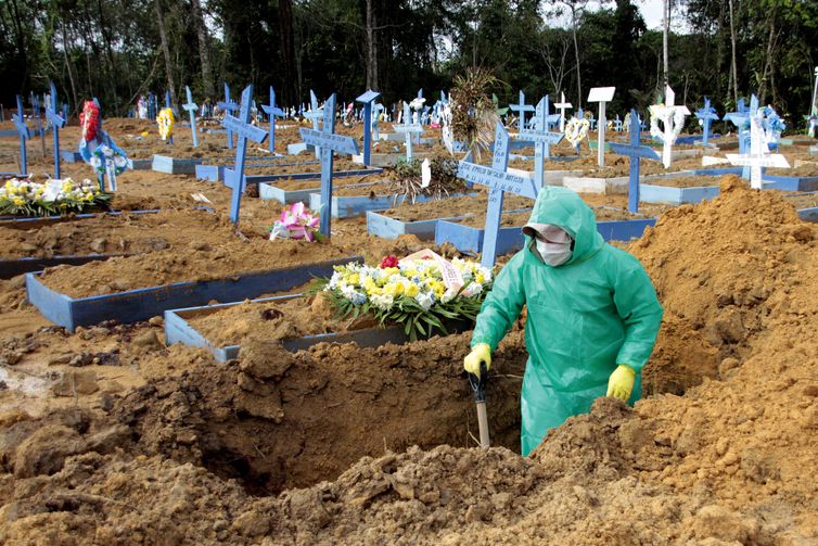 Manaus (AM) - Especial 3 anos de pandemia, Impactos da pandemia. Funcionário do Cemitério Tarumã na cidade de Manaus, abre uma cova para mais uma vitima do covid-19 . Foto: Altemar Alcantara/Semcom/Prefeitura de Manaus