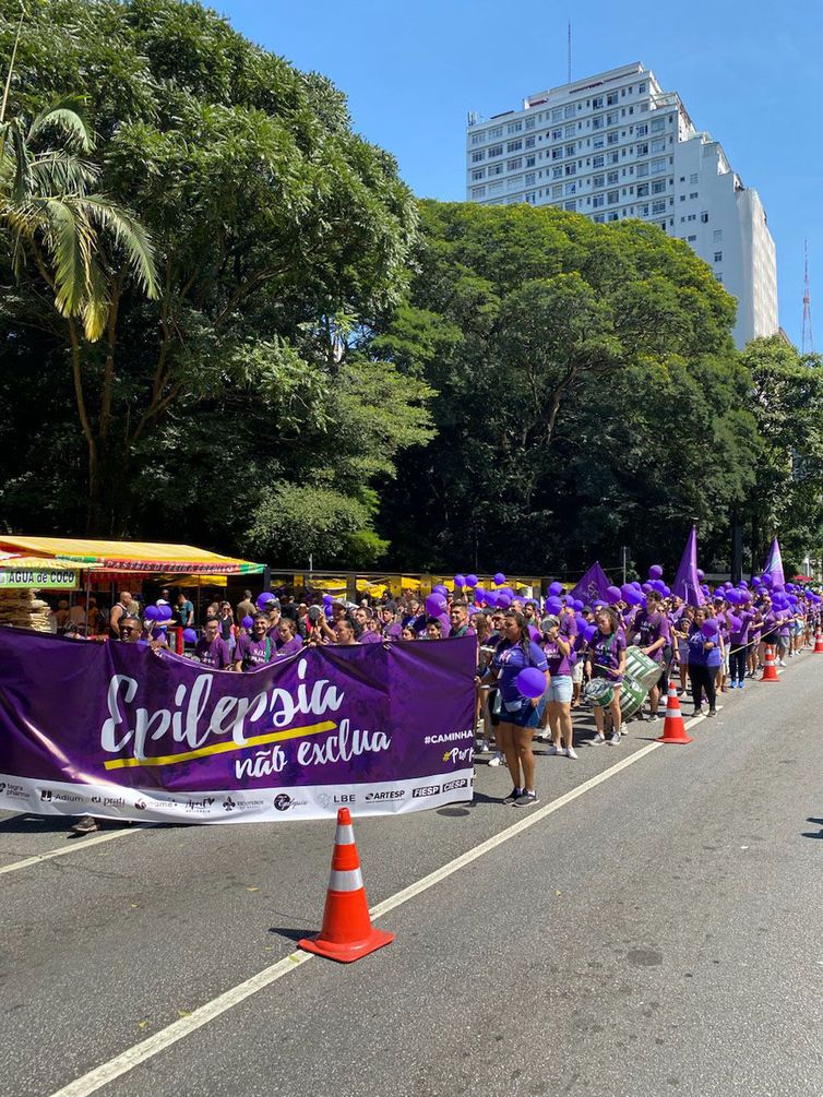 SÃO PAULO (SP) - Caminhada pela Avenida Paulista lembra o Dia Mundial da Conscientização de Epilepsia. Foto: Elaine Patricia Cruz/Agência Brasil