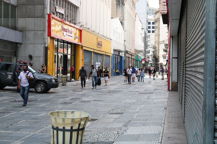 Comércio fechado na região central, durante a fase vermelha da epidemia de covid-19 na capital.