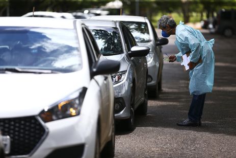 Vacinação drive-thru contra a covid-19 no Parque da Cidade, em Brasília.