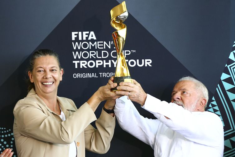 Brasília (DF), 30/03/2023 - A ministra do Esporte, Ana Moser, e o presidente Luiz Inácio Lula da Silva durante apresentação da Taça da Copa do Mundo de Futebol Feminino de 2023.