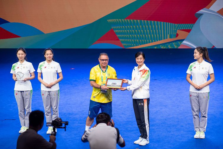 Alessandro Battiste, chefe da delegação brasileira nos Jogos Mundiais Universitários, durante hasteamento da bandeira, em 27/07/2023