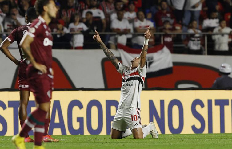 Os quase 50 mil torcedores presentes ao Estádio do Morumbi neste sábado (1), em sua maioria são-paulinos, tiveram que ser pacientes mas saíram satisfeitosSão Paulo bate Flu no fim e se iguala ao rival na tabela da Série A
Foto: Rubens Chiri/Saopaulofc.net