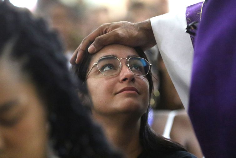 Rio de Janeiro (RJ), 14/03/2023 - Agatha Amaus, viúva de Anderson Gomes, durante Missa de 5 anos por Marielle e Anderson, na igreja Nossa Senhora do Parto, centro da cidade. Foto:Tânia Rêgo/Agência Brasil