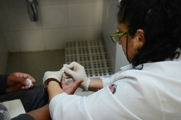 São Paulo - Paciente faz teste rápidos para HIV, hepatite B, hepatite C e sífilis no Centro de Referência de Álcool, Tabaco e Outras Drogas (Cratod), em Bom Retiro, na região central (Rovena Rosa/Agência Brasil)