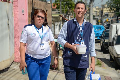 Rio de Janeiro (RJ), 21/08/2023 – A agente comunitária de saúde, Maria Lúcia de Araújo e o técnico em enfermagem, João Victor Pinho durante de busca ativa de pacientes com vacinação em atraso em Irajá, na zona norte da capital fluminense. Foto: Tomaz Silva/Agência Brasil