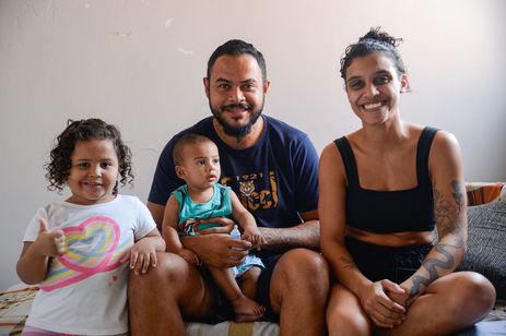 Rio de Janeiro (RJ), 16/09/2023 – A família do bebê Murillo Luiz Martins, sua irmã Maria Helena Martins, os pais Patrick Rodrigues Viana e Danielly Martins durante atendimento para vacinação em residência, em Irajá, na zona norte da capital fluminense. Foto: Tomaz Silva/Agência Brasil