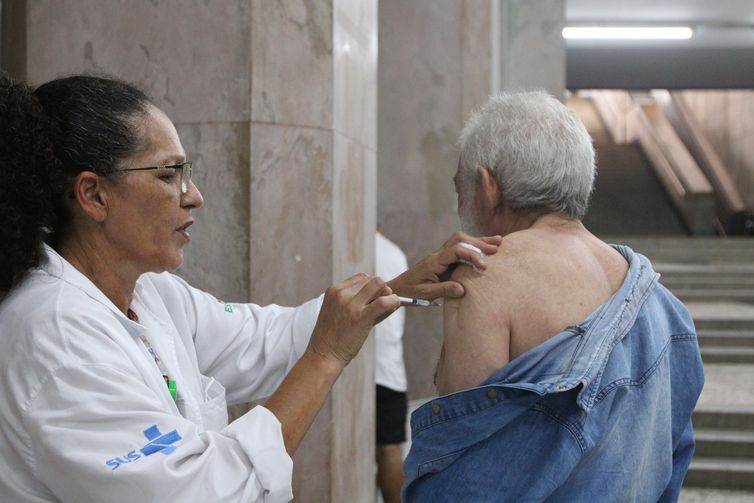 São Paulo (SP), 02/05/2023 - Aplicação da vacina bivalente contra a covid-19 no posto móvel de vacinação da Unidade Básica de Saúde - UBS República na galeria subterrânea da praça do Patriarca. Foto: Rovena Rosa/Agência Brasil