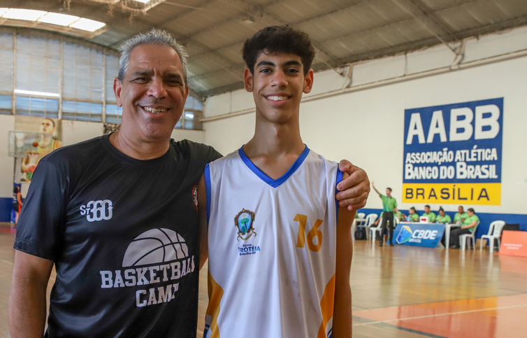 Brasília, 30.10.2023,  Ricardo Araújo de Oliveira, Técnico, e seu filho o atleta,  Matheus Mesquita de Oliveira, falam sobre os Jogos Escolares Brasileiros 2023, no Clube AABB. Foto: Antônio Cruz/Agência Brasil