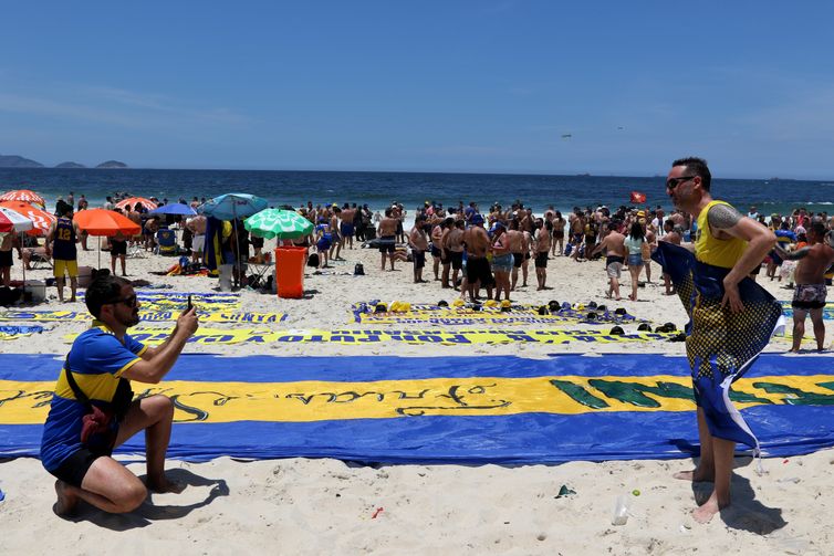 Rio de Janeiro (RJ), 03/11/2023 - Torcedores do Boca Juniors se reúnem na Praia de Copacabana. Amanhã o time do Boca enfrenta o Fluminense na partida final da Copa Libertadores da América. Foto: Tânia Rêgo/Agência Brasil