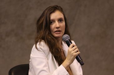 Rio de Janeiro(RJ), 04/12/23 - A superintendente de Comunicação Digital da EBC, Nicole Briones, fala durante seminário.  EBC e FGV realizam seminário sobre desinformação, inteligência artificial e democracia, na sede da Fundação Getúlio Vargas, zona sul da cidade. Foto: Tânia Rêgo/Agência Brasil