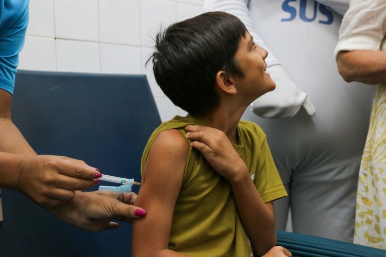 Brasília, DF 09/02/2024 A ministra da Saúde, Nísia Trindade, acompanha o início da vacinação contra dengue no Distrito Federal, na UBS1 do Cruzeiro.  Foto: Fabio Rodrigues-Pozzebom/ Agência Brasil