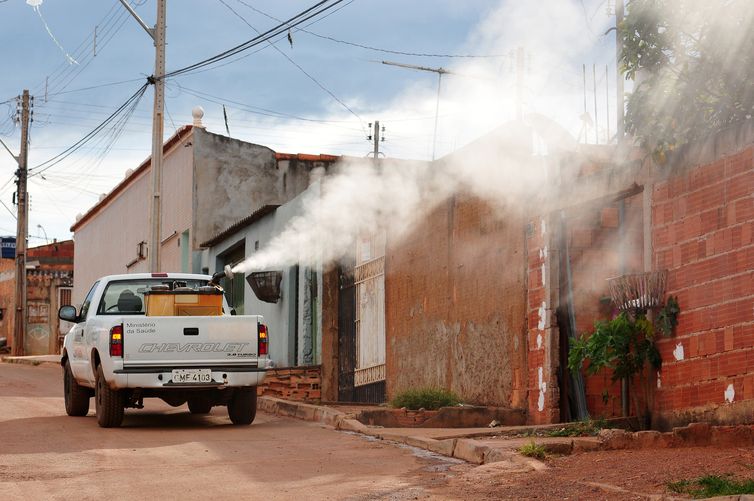 Fumacê - Carro pulveriza inseticida. Produto é eficaz contra o mosquito que transmite dengue, zika, chikungunya e febre amarela. Foto: Pedro Ventura/Agencia Brasilia