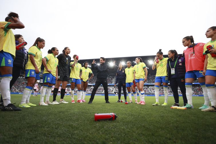 arthur elias no comando da seleção brasileira feminina no shwbelieves 2024 - brasil x japão