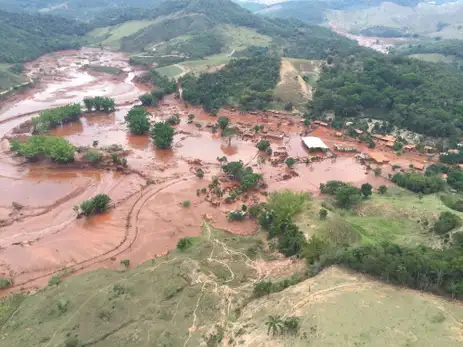 Mariana (MG) - barragem pertencente à mineradora Samarco se rompeu no distrito de Bento Rodrigues, zona rural a 23 quilômetros de Mariana, em Minas Gerais (Corpo de Bombeiros/MG - Divulgação)