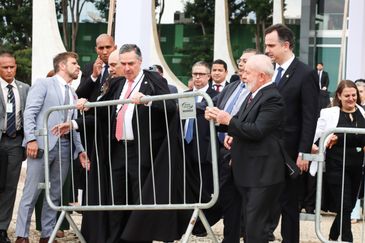 Brasília, (DF) – 01/02/2024 - Os presidentes da República, Luiz Inácio Lula da Silva, do Supremo, Luís Roberto Barroso, retiram simbolicamente as grades da frente do Supremo Tribunal Federal (STF)  Foto Valter Campanato/Agência Brasil.